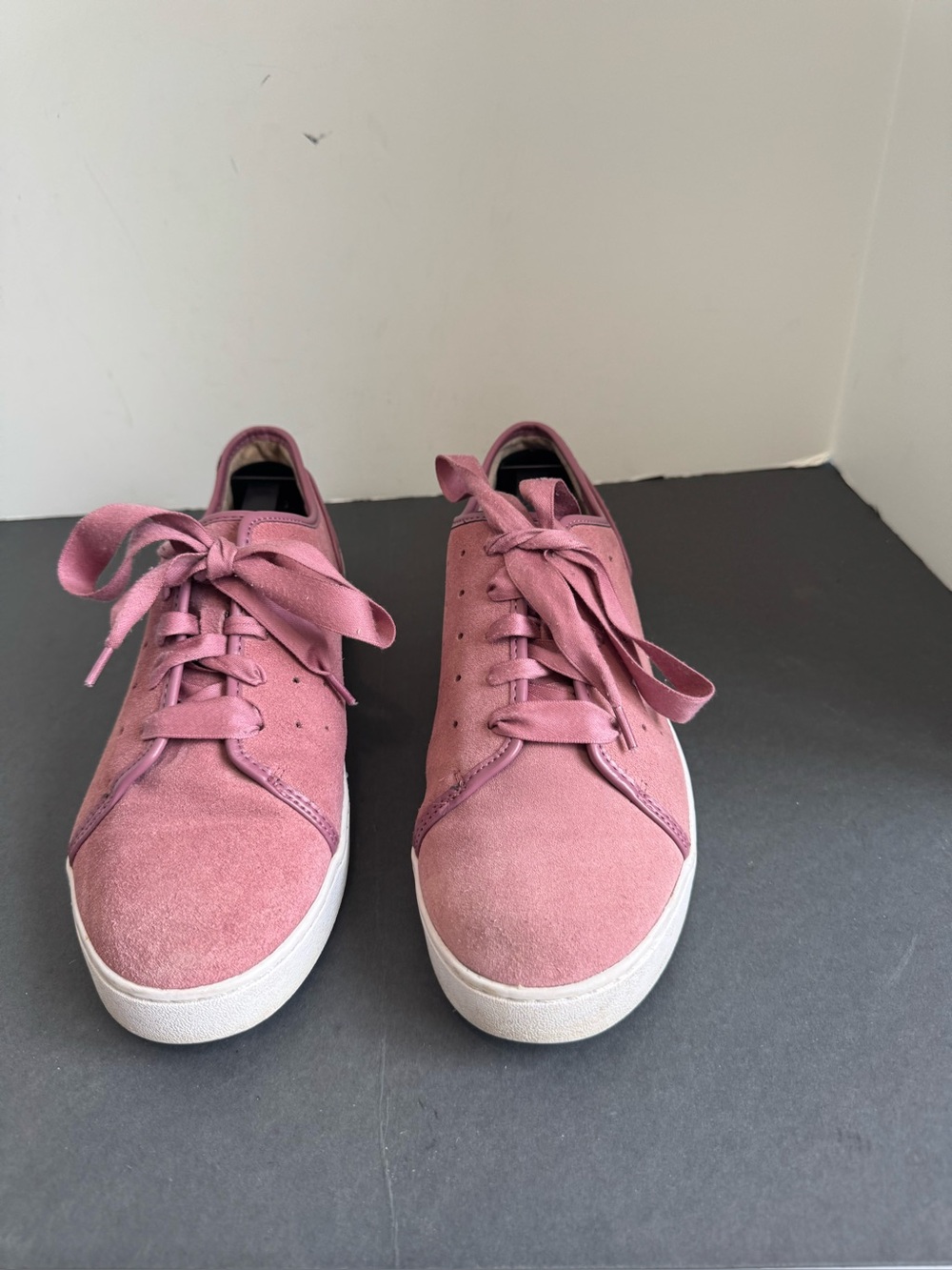 Vionic Keke mauve/lavender suede wide satin laces sneakers. Size 9.5 - Picture 3 of 14